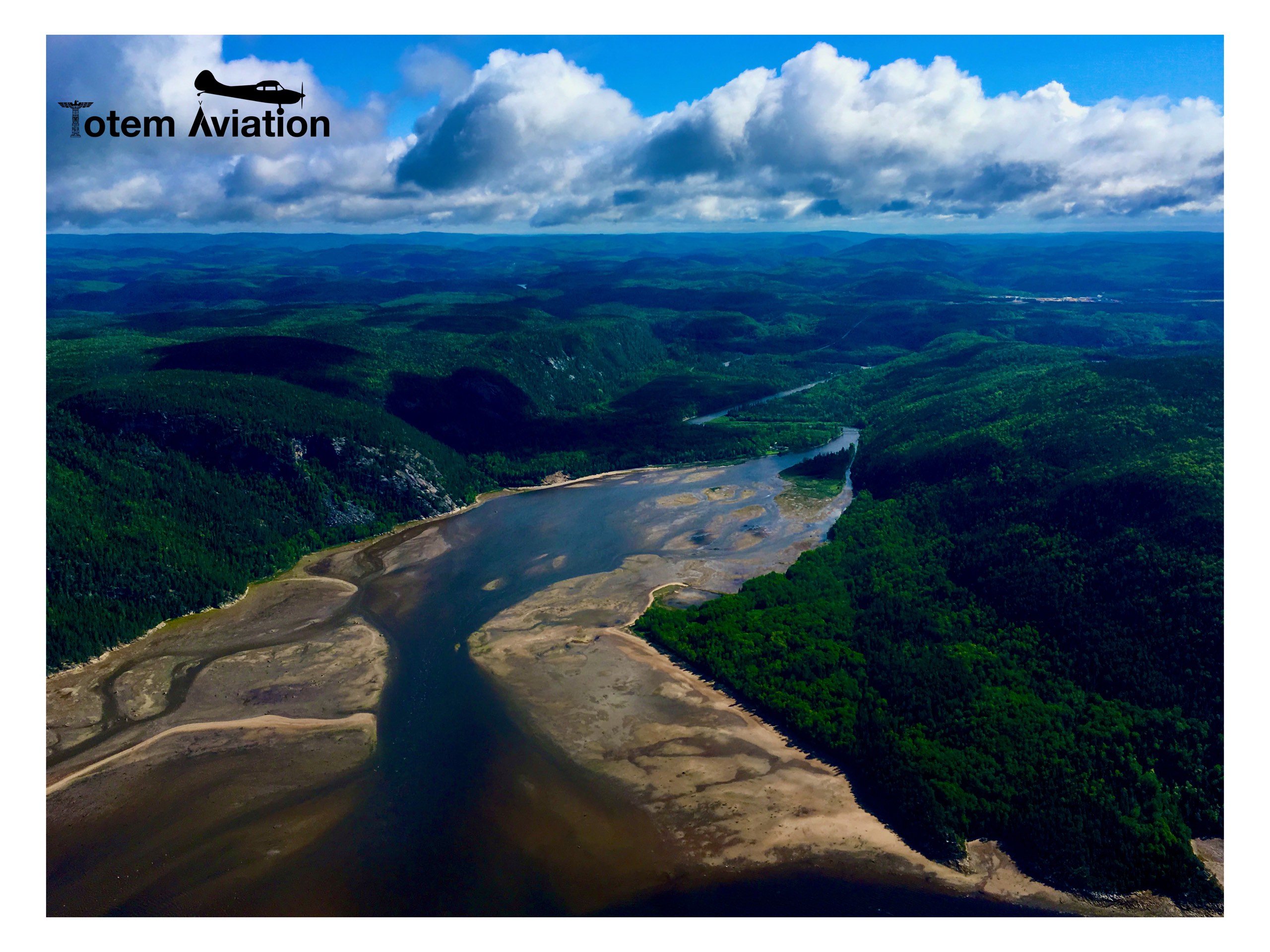 Embouchure de la rivière Sainte-Marguerite et ses battures de sable se jetant dans la rivière Saguenay, vue d'avion